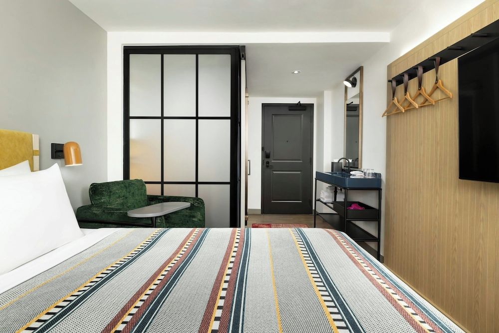 Basic Room, 1 King Bed, Mountain View (Mobility/Hearing Access, Roll-in Shwr)