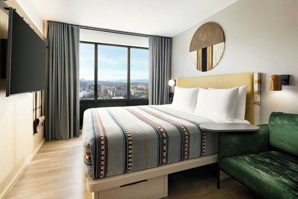 Room, 1 King Bed, Non Smoking, Mountain View