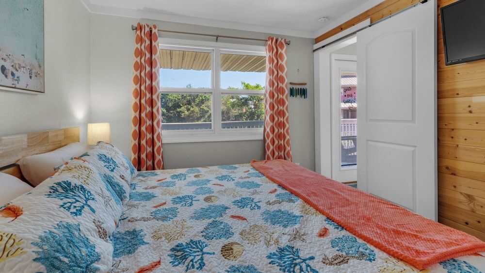 1br/1ba, Covered Parking, Perfect for Couples! Condo, 1 King Bed with Sofa bed, Balcony, Garden View (Villas Bahama West 106) 4