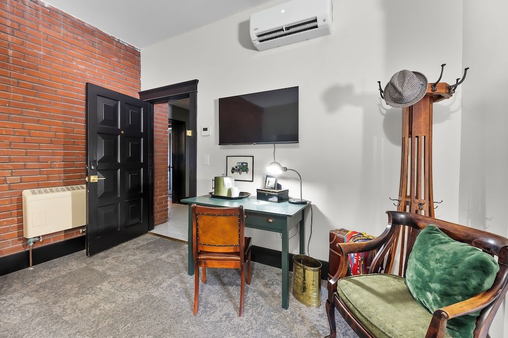 Rockwood Inn Standard Room, 2 Queen Beds, Non Smoking, Private Bathroom 6