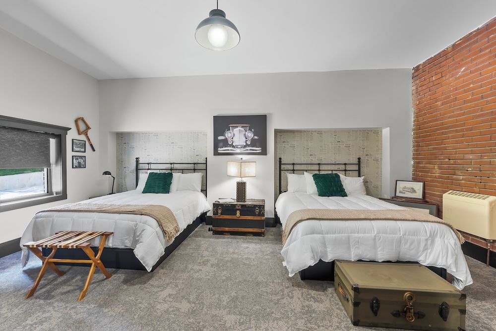 Rockwood Inn Standard Room, 2 Queen Beds, Non Smoking, Private Bathroom 2