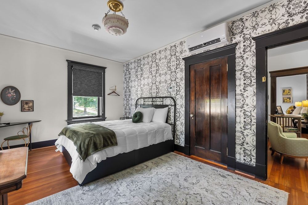 Rockwood Inn Standard Room, 1 Queen Bed, Non Smoking, City View 2