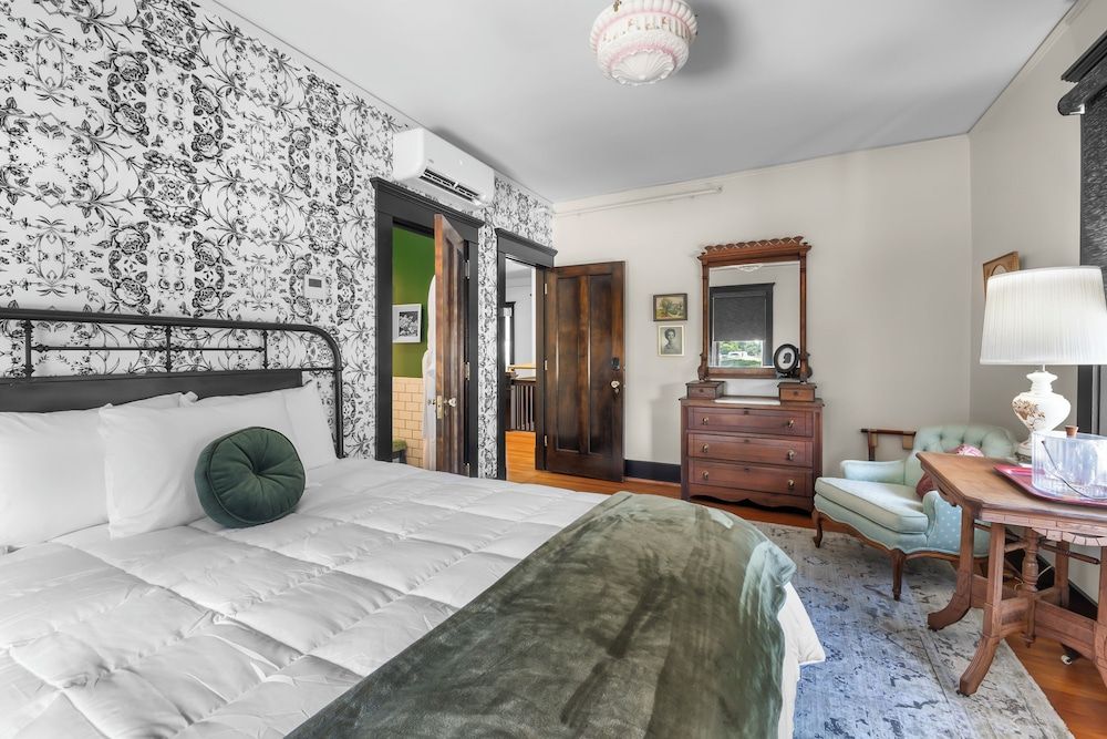 Rockwood Inn Standard Room, 1 Queen Bed, Non Smoking, City View 3