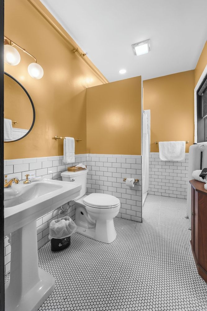 Rockwood Inn Standard Suite, 2 Bedrooms, Non Smoking, Garden View 8