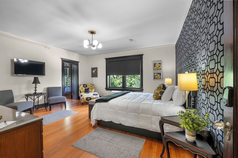 Rockwood Inn Standard Suite, 2 Bedrooms, Non Smoking, Garden View 6