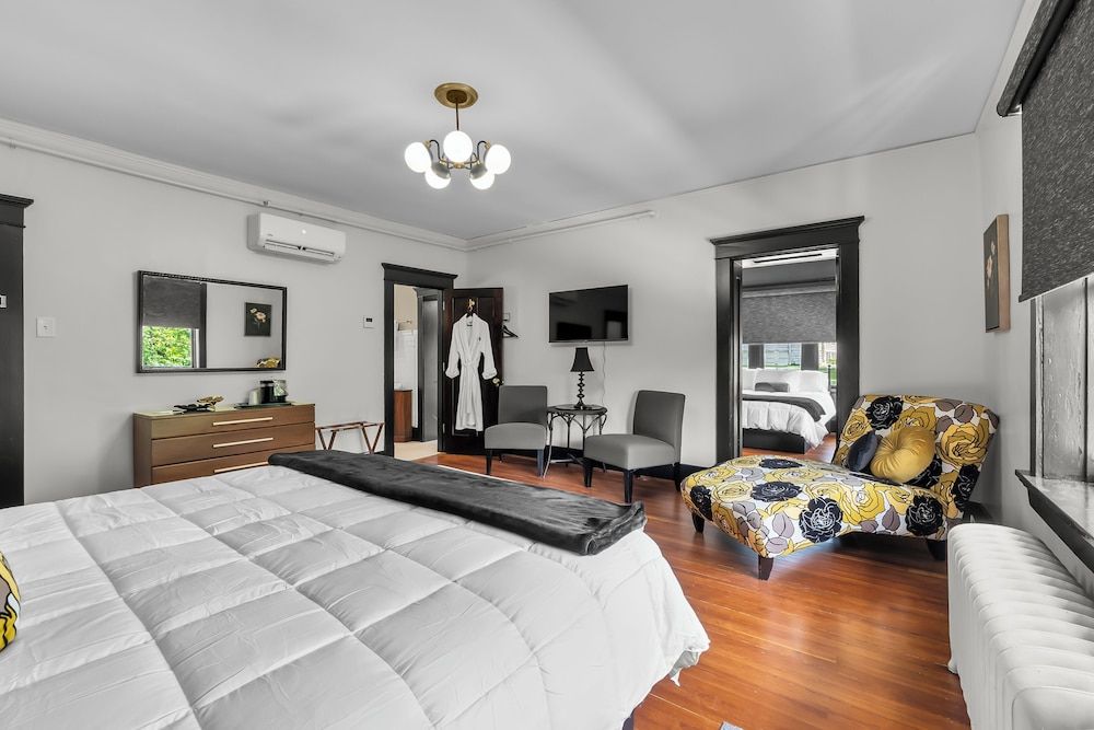 Rockwood Inn Standard Suite, 2 Bedrooms, Non Smoking, Garden View 5