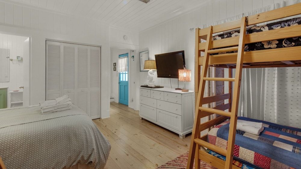 2 Minutes to the Beach; Close to Seaside, Vintage Cottage in Old Seagrove House, Multiple Beds, Patio, Garden View (Made in the Shade) 6