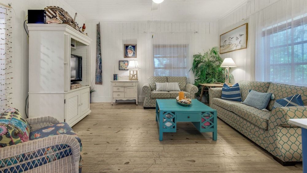 2 Minutes to the Beach; Close to Seaside, Vintage Cottage in Old Seagrove House, Multiple Beds, Patio, Garden View (Made in the Shade) 9