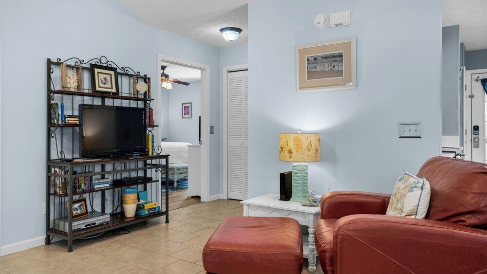 Pet Friendly Beach Home; 2 Minutes to Beach & Eastern Lake House, Multiple Beds, Patio, Garden View (Palmetto Cottage) 10