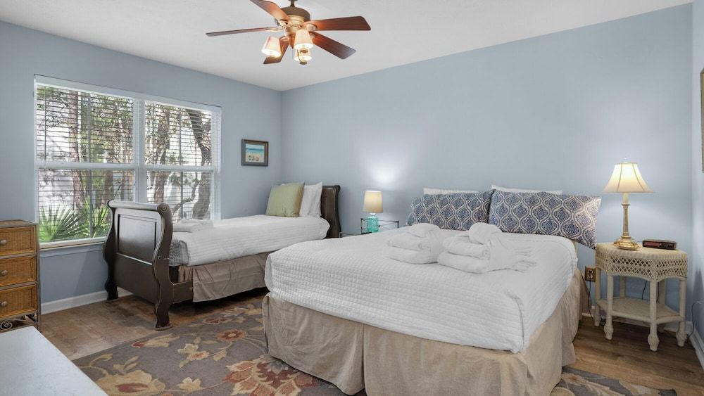 Pet Friendly Beach Home; 2 Minutes to Beach & Eastern Lake House, Multiple Beds, Patio, Garden View (Palmetto Cottage) 4