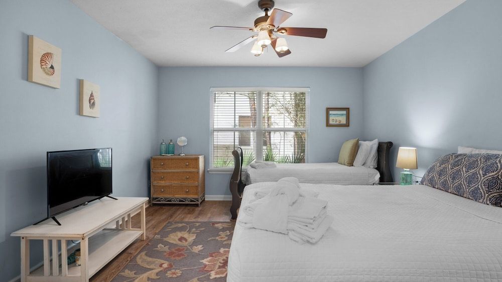 Pet Friendly Beach Home; 2 Minutes to Beach & Eastern Lake House, Multiple Beds, Patio, Garden View (Palmetto Cottage) 2