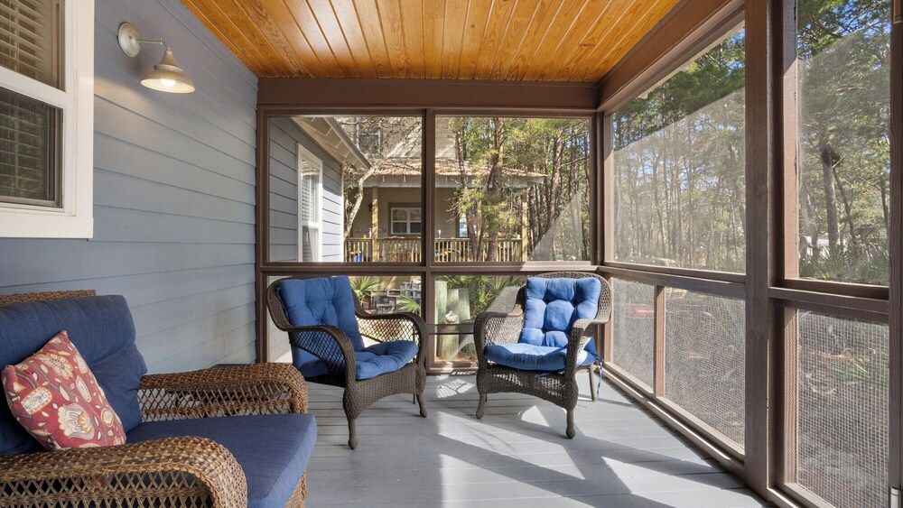 Pet Friendly Beach Home; 2 Minutes to Beach & Eastern Lake House, Multiple Beds, Patio, Garden View (Palmetto Cottage) 8