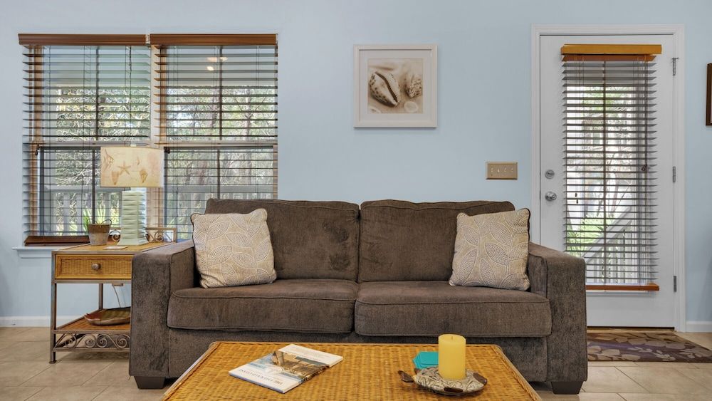 Pet Friendly Beach Home; 2 Minutes to Beach & Eastern Lake House, Multiple Beds, Patio, Garden View (Palmetto Cottage) 12