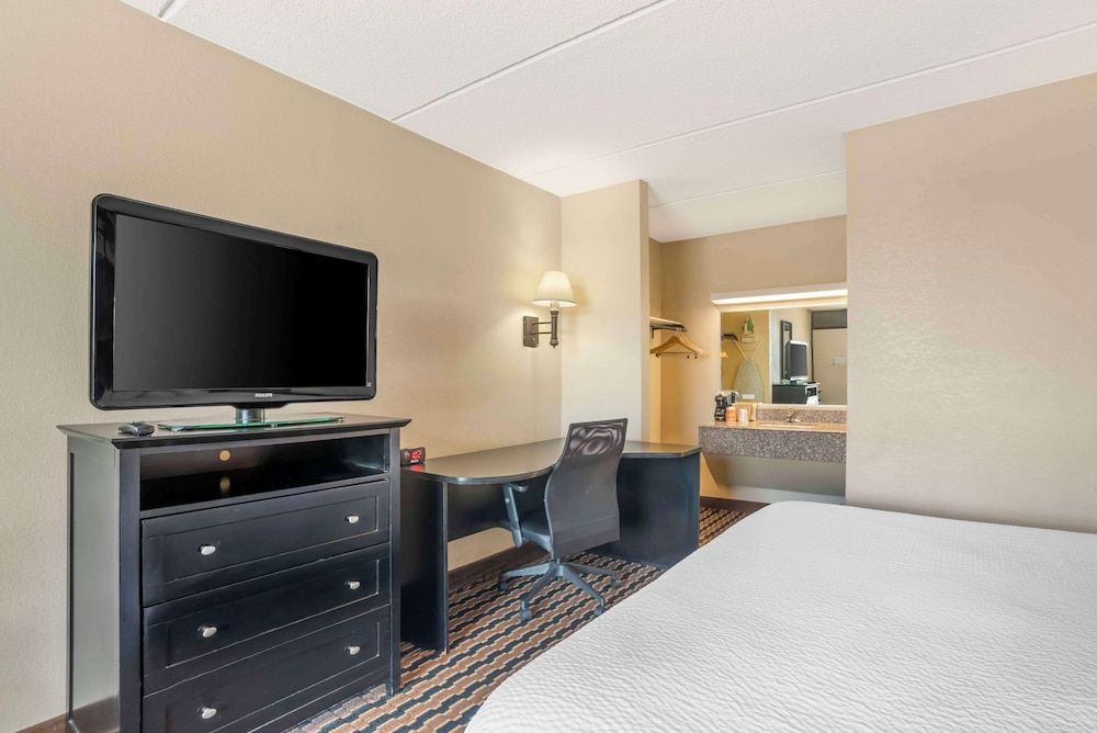 Quality Inn near Speedway Standard Room, 1 King Bed, Smoking 2