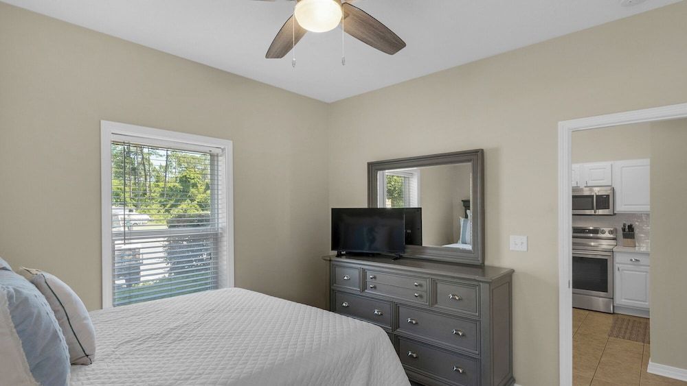 1st Floor, Walkable to Dining, Shopping, Beach - Sleeps 6 Condo, Multiple Beds, Patio, Pool View (Heron's Watch 5101) 8