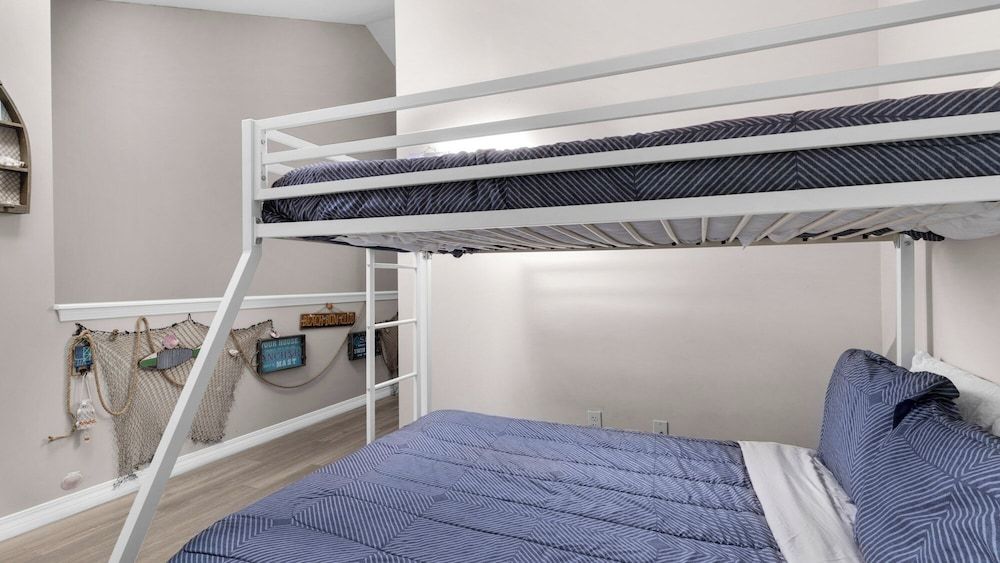 St. Thomas Square House, Multiple Beds, Balcony (St Thomas Square 109 - No Pets) 3