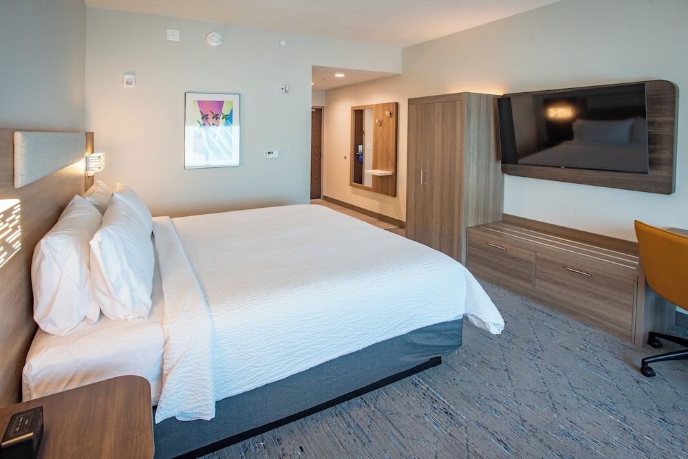 Holiday Inn Express & Suites Pensacola Airport North – I-10 by IHG Standard Room, 1 King Bed, Transfer Shower, Non Smoking (Transfer Shower) 3