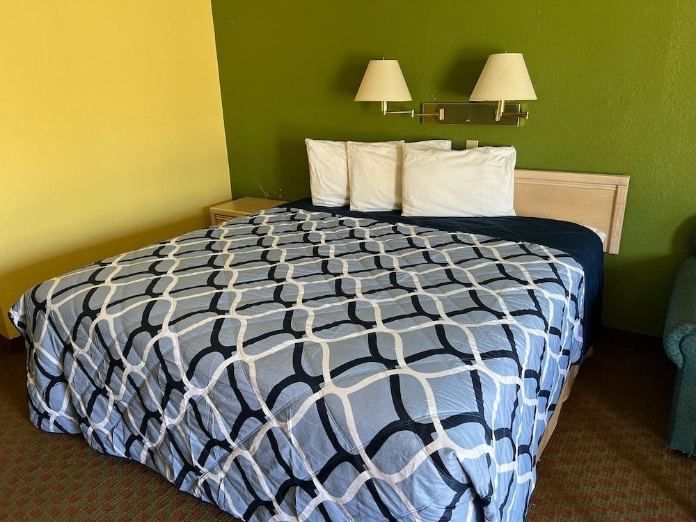 Antler's Inn Standard Room, 1 King Bed, Non Smoking 4