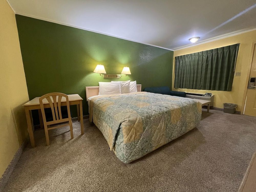 Antler's Inn Standard Room, 1 King Bed, Non Smoking 2