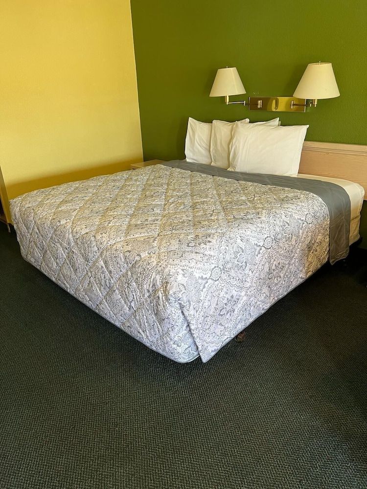 Antler's Inn Standard Room, 1 King Bed, Non Smoking 3