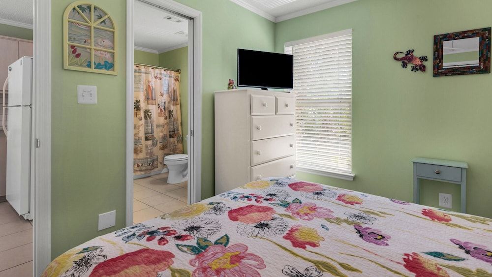 Rollin Tide Villas Condo, 1 Queen Bed with Sofa bed, Balcony, Pool View (Rollin Tide C8) 7