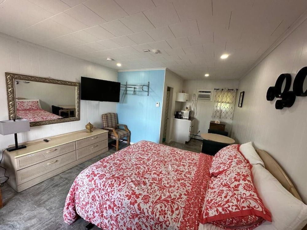 Queen Room with Pool View
