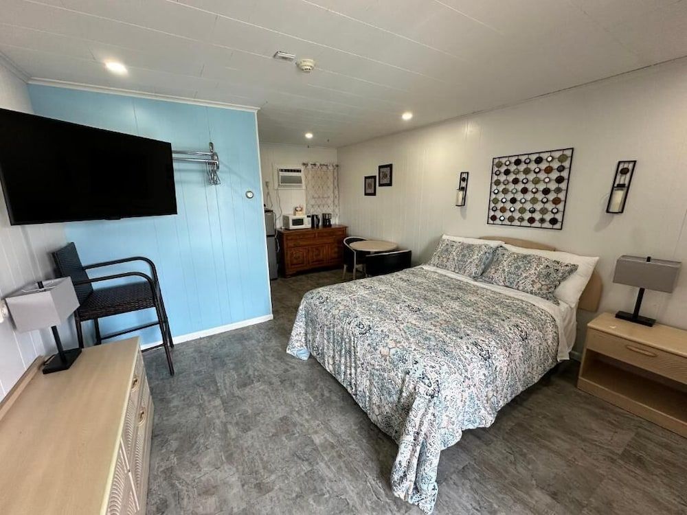 Queen Room with Pool View