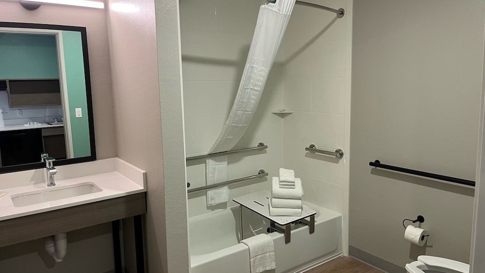 Room, 2 Queen Beds, Accessible, Non Smoking (Mobility, Bathtub W/grab Bars)