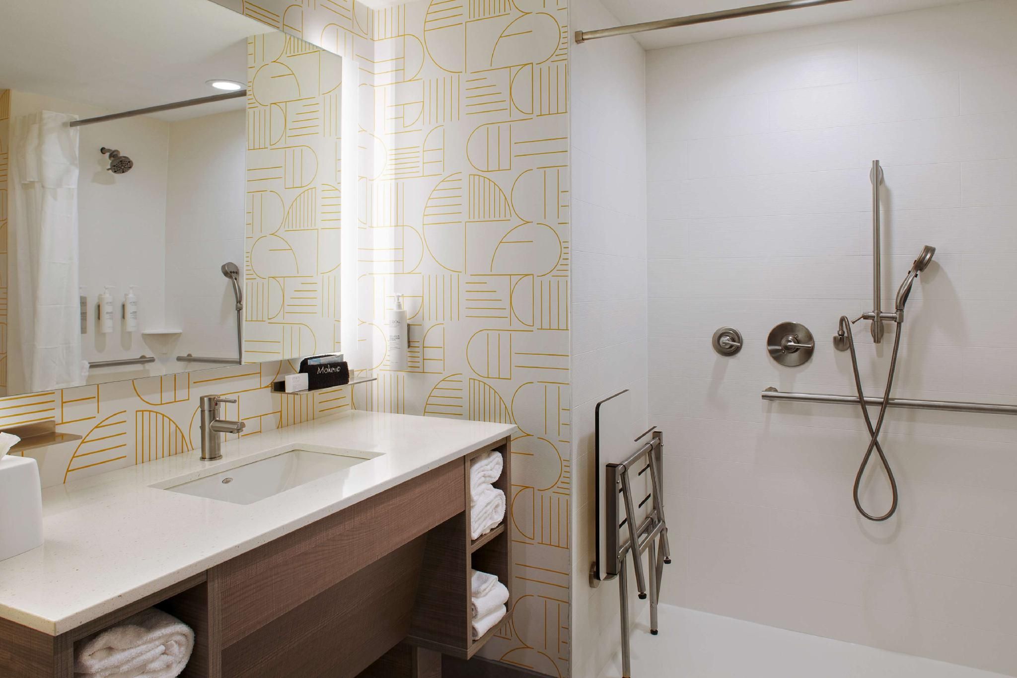 1 King Accessible Roll In Shower 1 Bdrm Suite