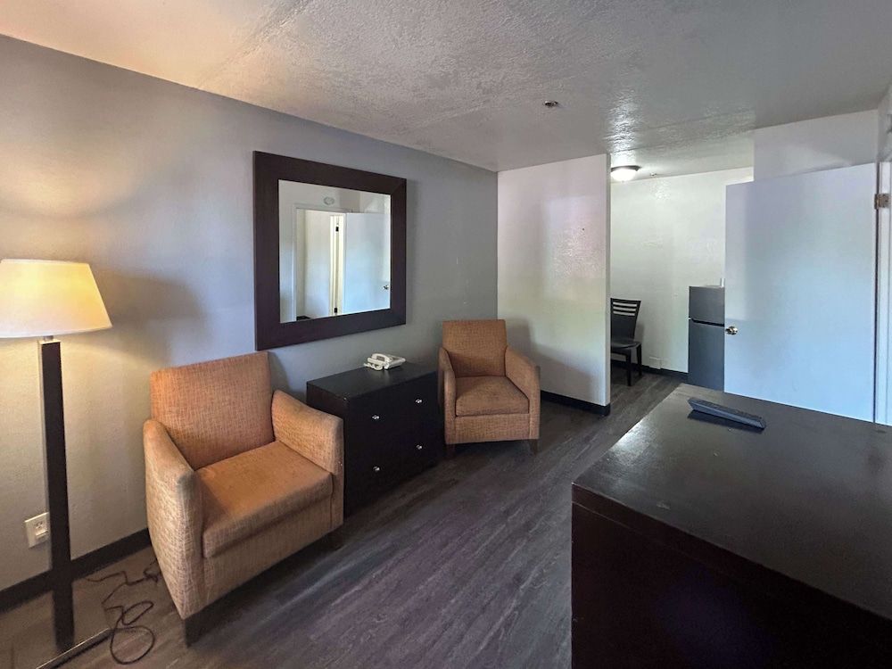 Studio 6 Tempe, AZ – Elliot Road Standard Suite, 1 King Bed, Accessible, Non Smoking 4