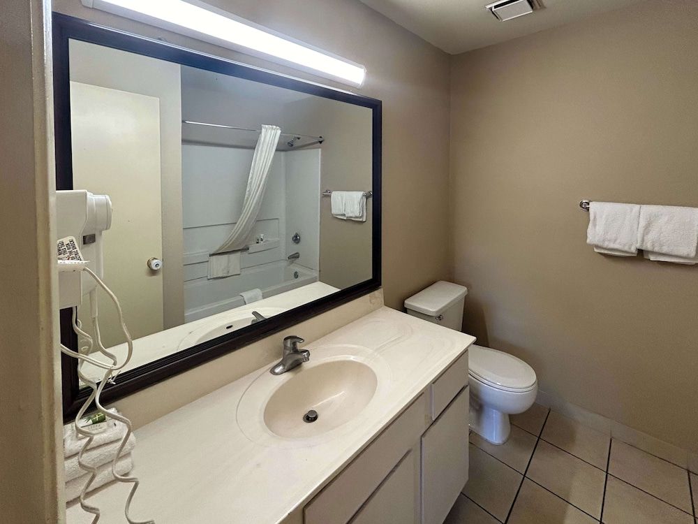 Studio 6 Tempe, AZ – Elliot Road Standard Suite, 1 King Bed, Accessible, Non Smoking 3
