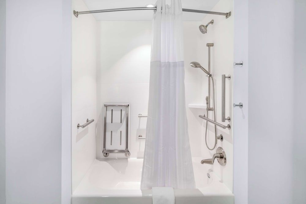 Hilton Garden Inn North Conway Room, 1 King Bed, Accessible, Bathtub (Mobility, Hearing) 4