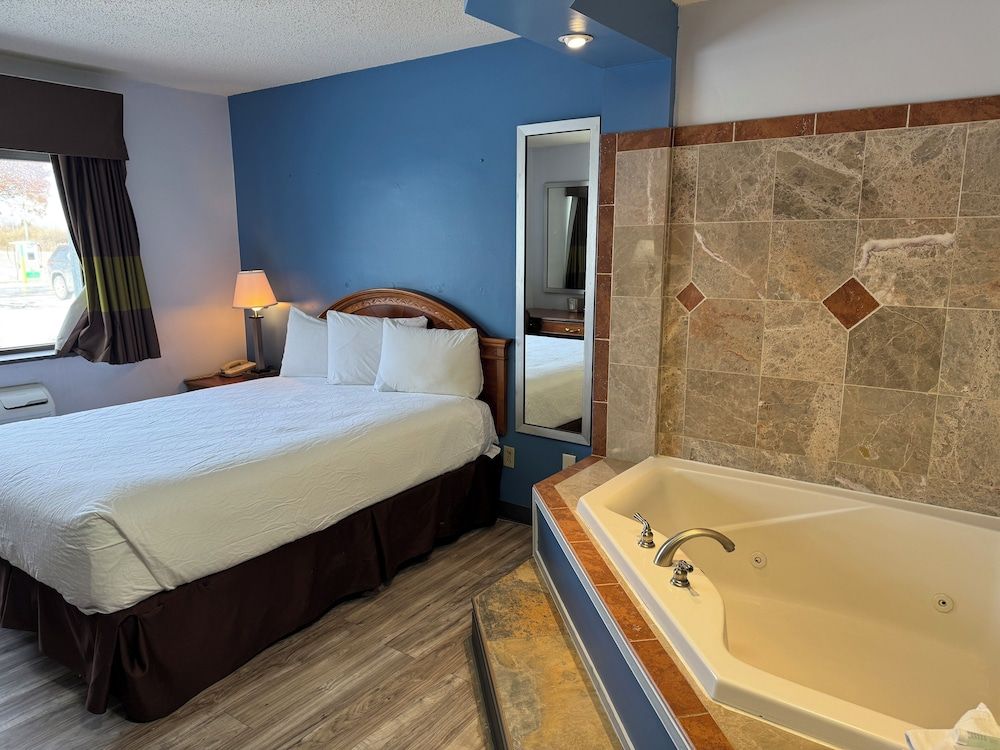 South Ridge Inn Deluxe Room, 1 Queen Bed, Jetted Tub 2