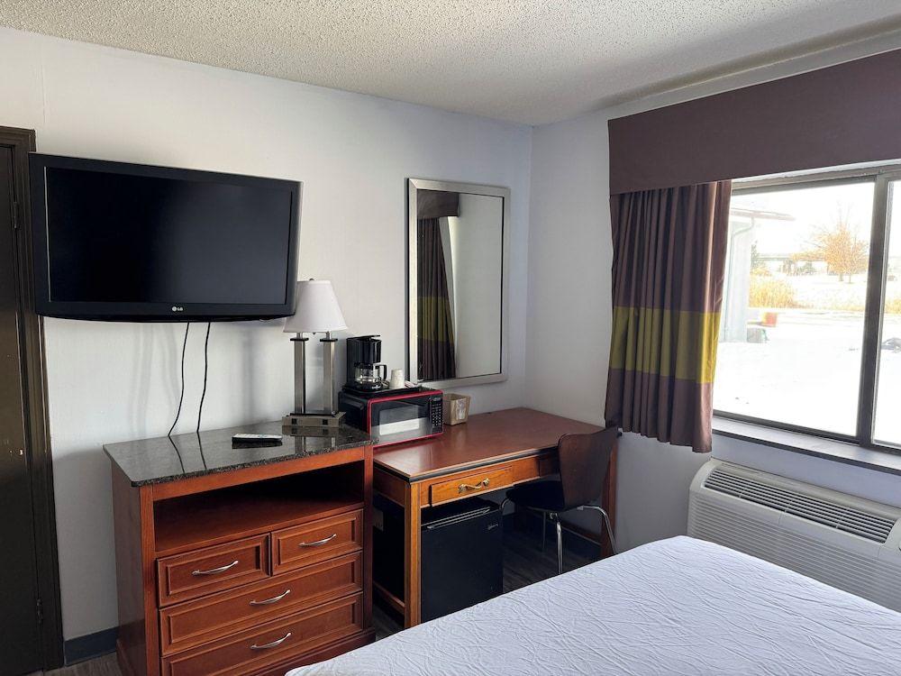 South Ridge Inn Deluxe Room, 1 Queen Bed, Jetted Tub 3