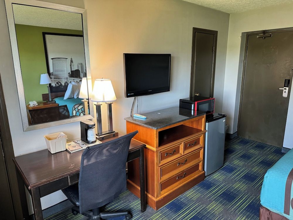 South Ridge Inn Deluxe Single Room, 1 Queen Bed 3