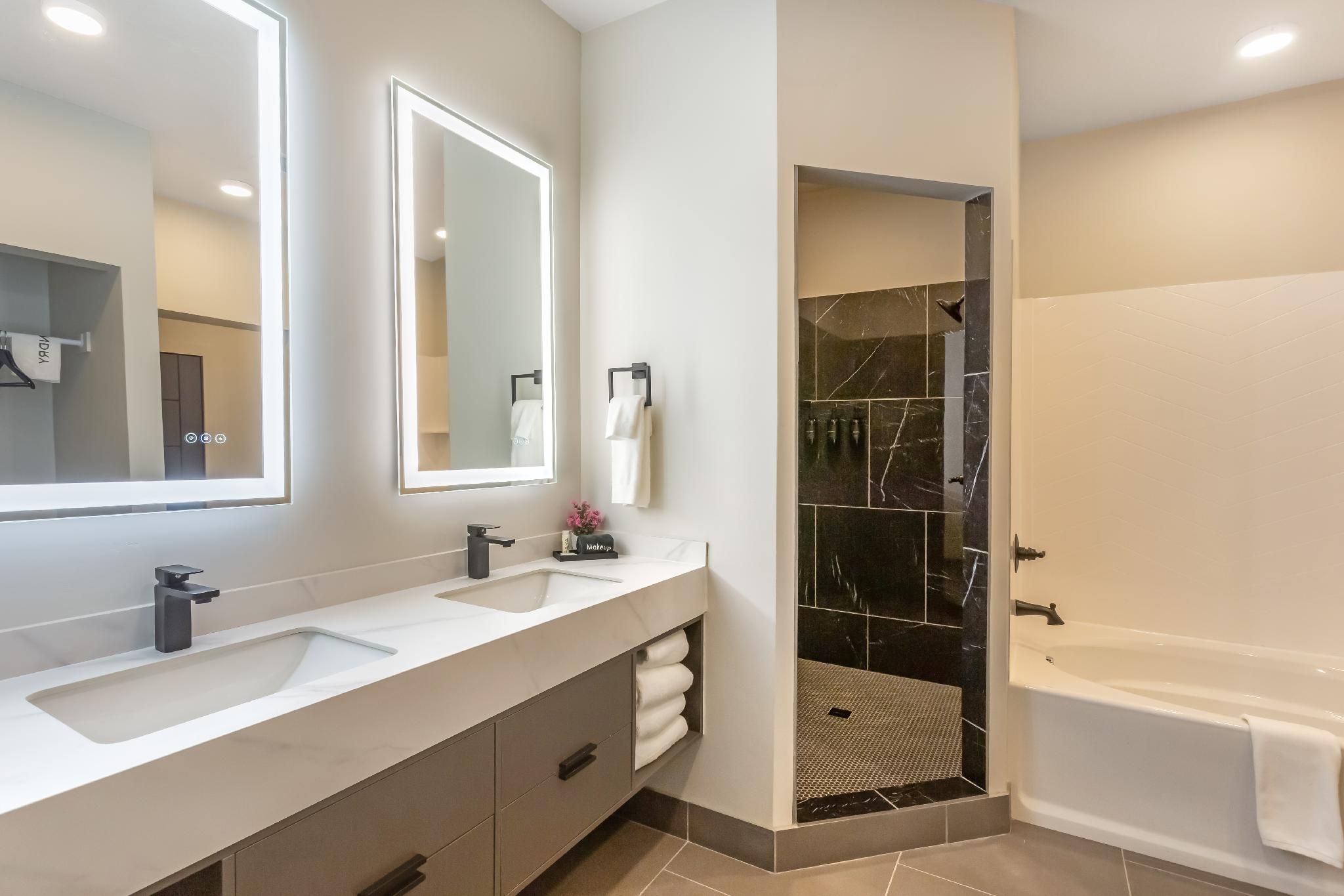 The Valor, an Ascend Collection Hotel 1 King Bed, 1 Queen Bed, Suite, Nonsmoking 3