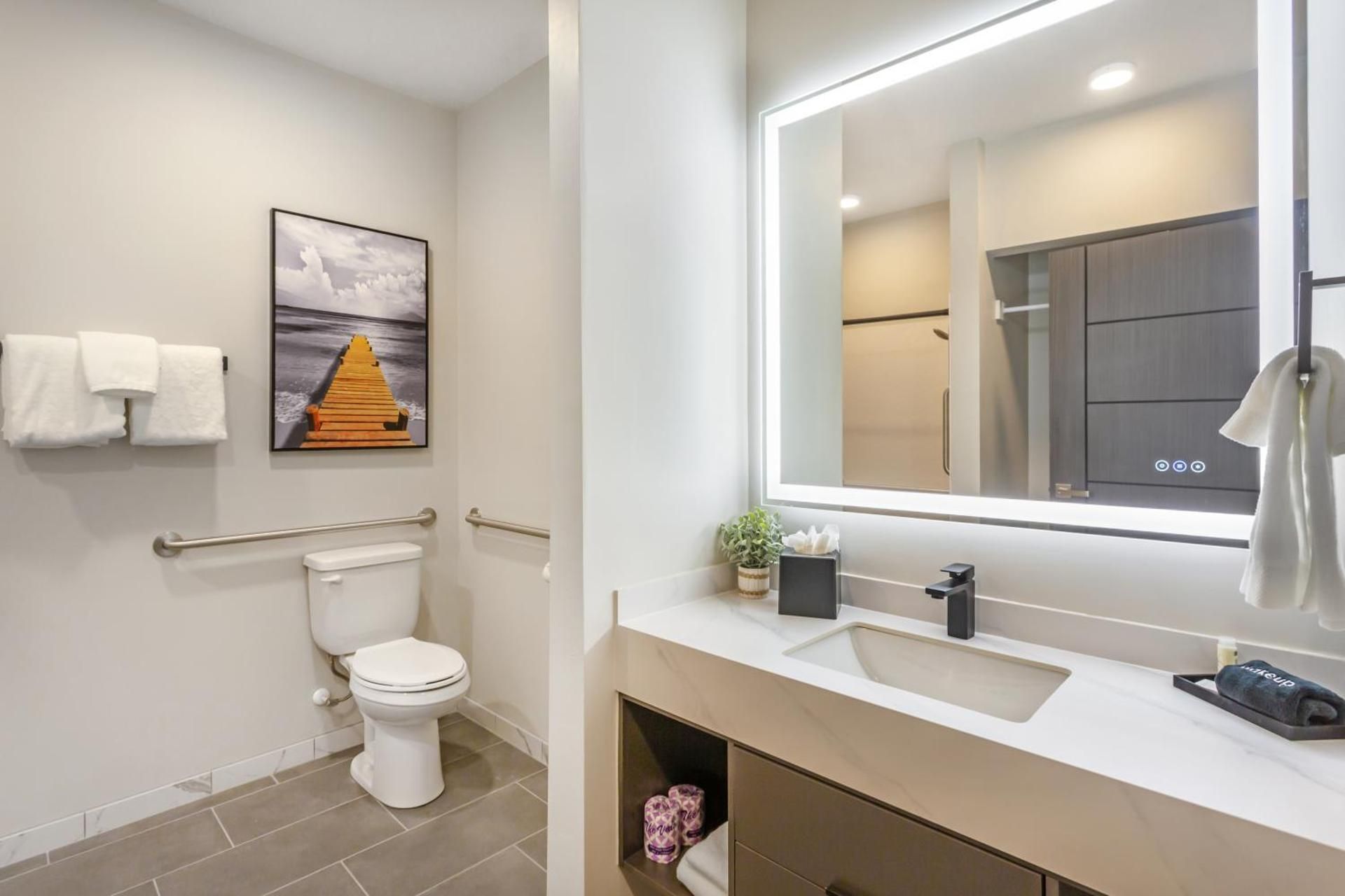 The Valor, an Ascend Collection Hotel King Room with Roll-In Shower - Disability Access/Non Smoking 3