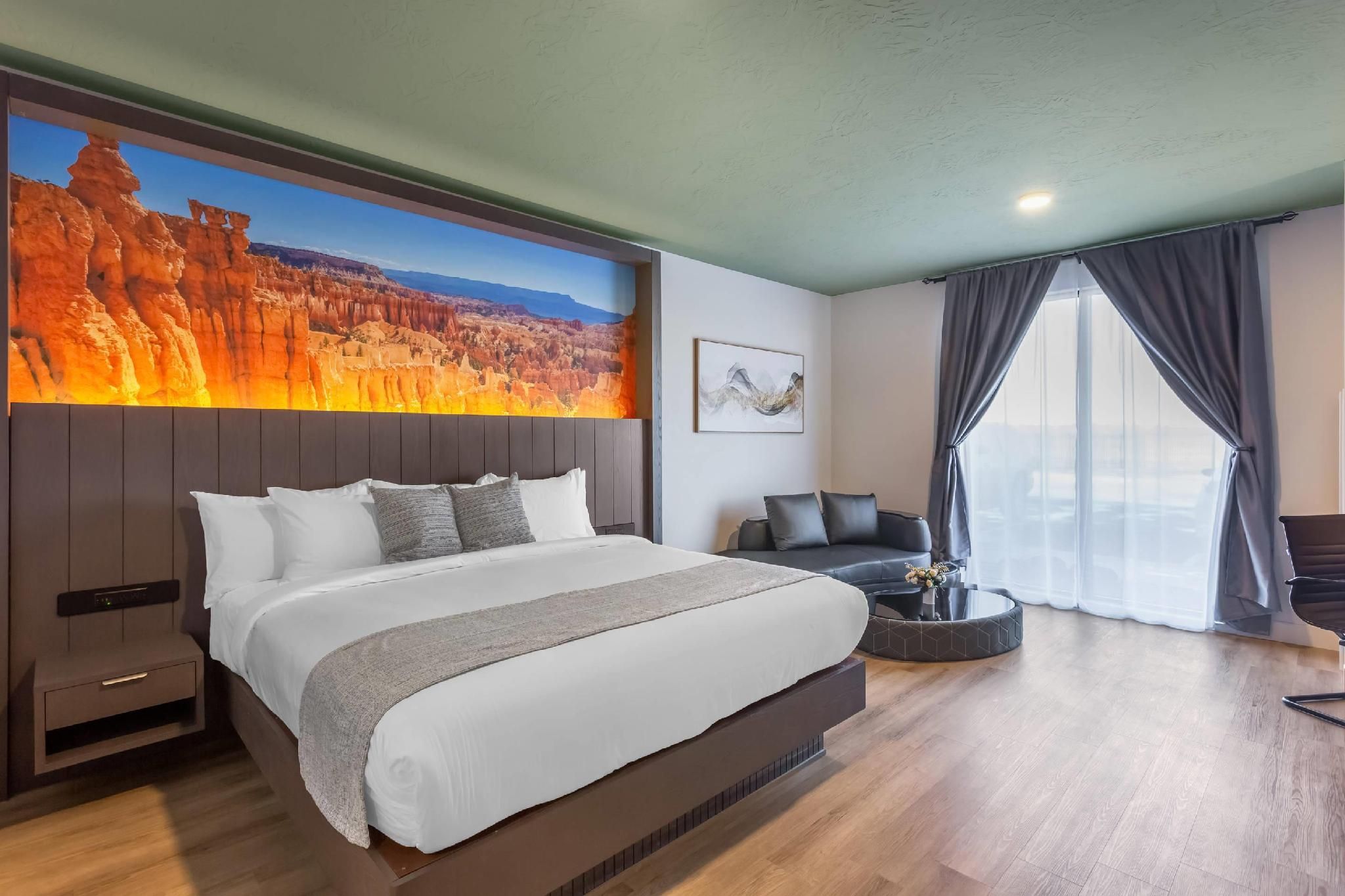 The Valor, an Ascend Collection Hotel 1 King Bed, 1 Queen Bed, Suite, Nonsmoking