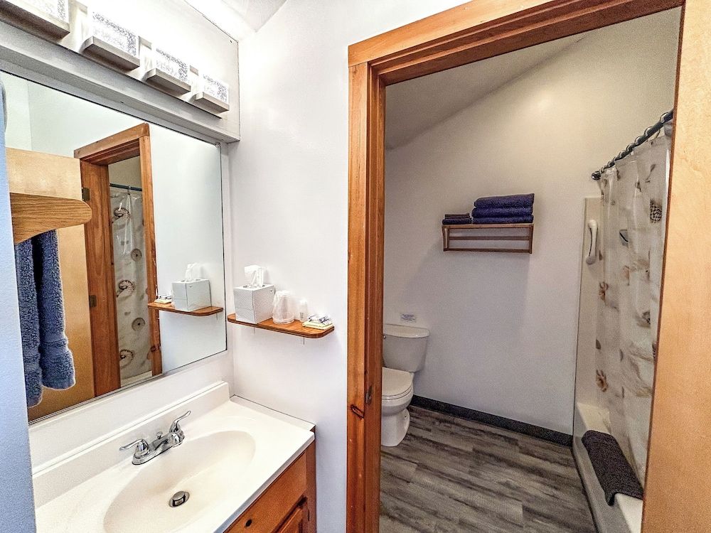 The Anchor Motel Room, 2 Double Beds, Ocean View 5