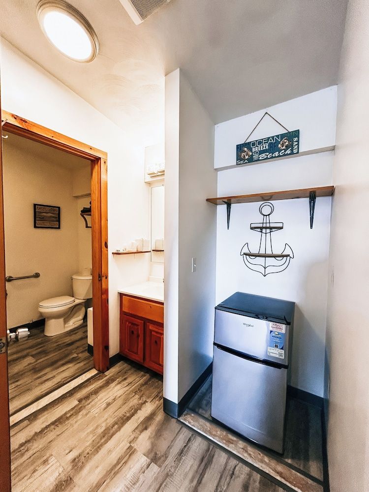 The Anchor Motel Room, 2 Double Beds, Ocean View 4