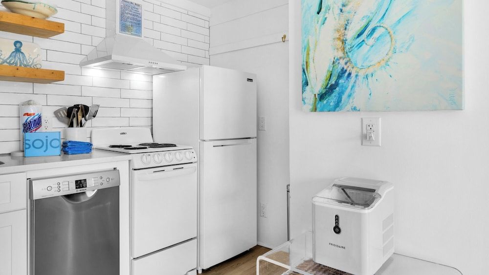 Emerald Hill Studio, 1 Queen Bed, Patio, Pool View (Emerald Hill 35) 12