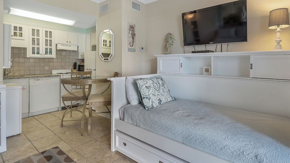 Emerald Hill Studio, Multiple Beds, Patio, Garden View (Emerald Hill 19) 7