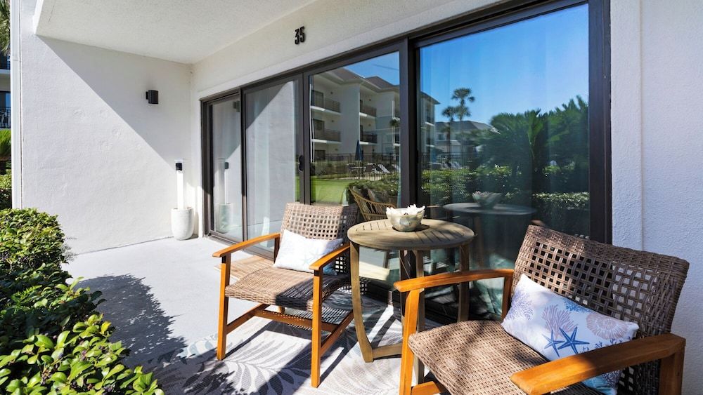 Emerald Hill Studio, 1 Queen Bed, Patio, Pool View (Emerald Hill 35) 11