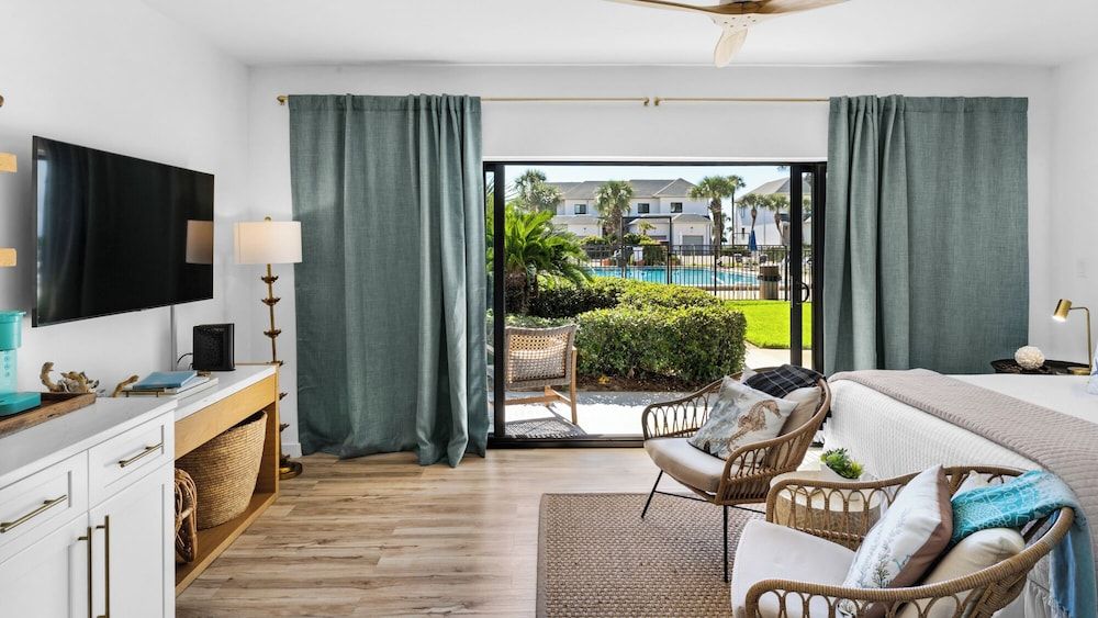 Emerald Hill Studio, 1 Queen Bed, Patio, Pool View (Emerald Hill 35) 9