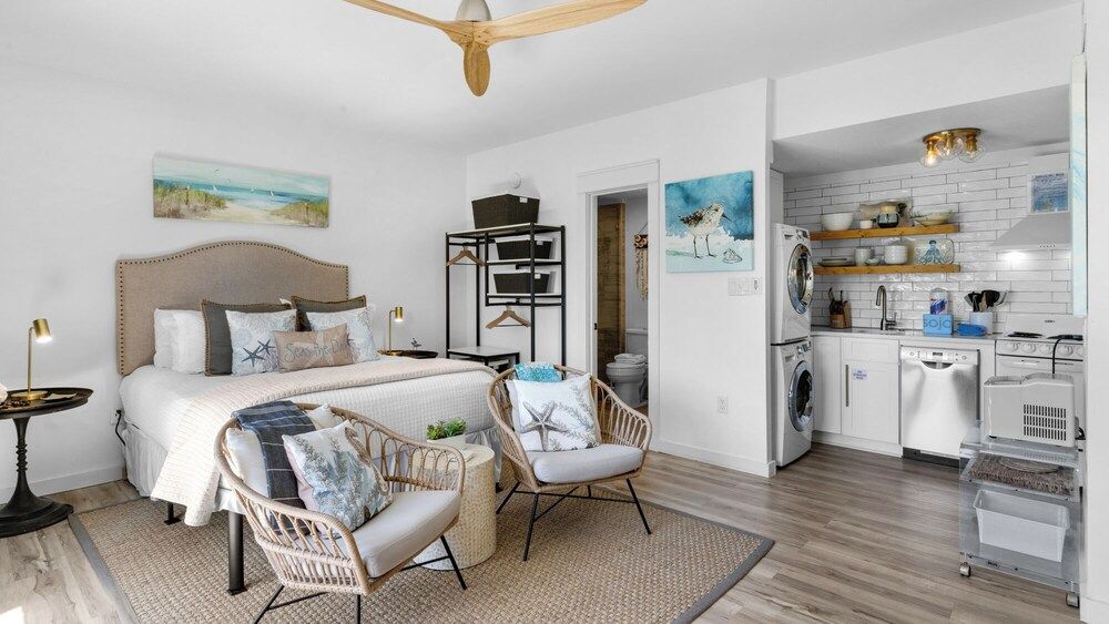 Emerald Hill Studio, 1 Queen Bed, Patio, Pool View (Emerald Hill 35) 2