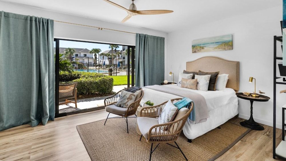 Emerald Hill Studio, 1 Queen Bed, Patio, Pool View (Emerald Hill 35) 8