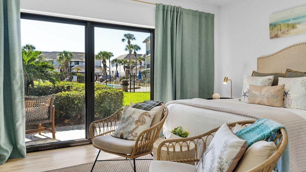 Emerald Hill Studio, 1 Queen Bed, Patio, Pool View (Emerald Hill 35) 4