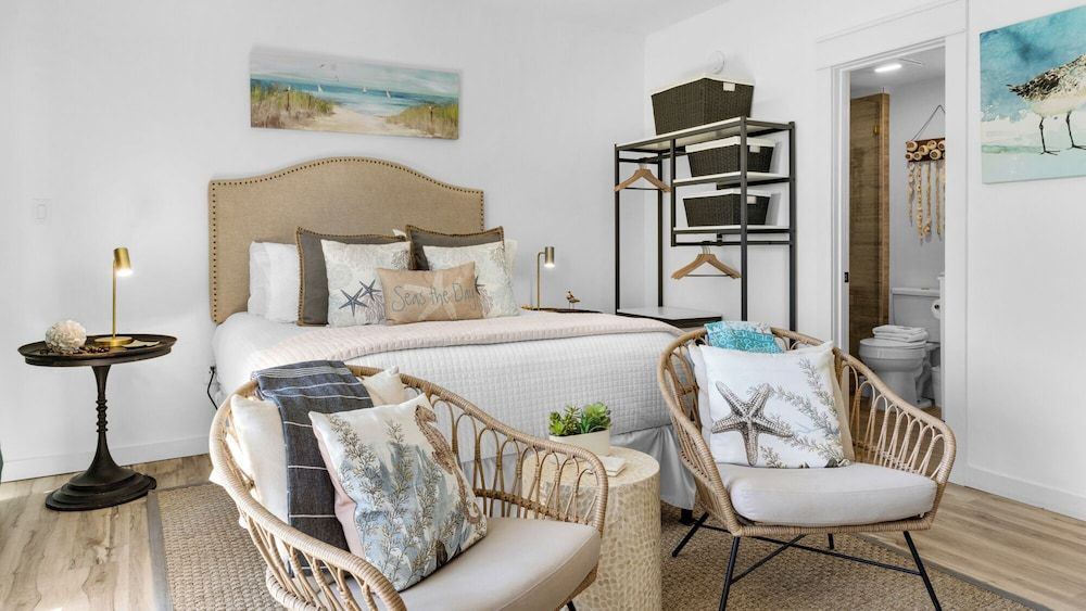 Emerald Hill Studio, 1 Queen Bed, Patio, Pool View (Emerald Hill 35) 7