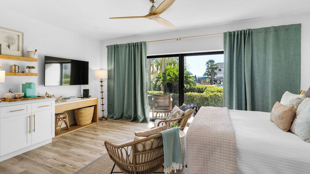 Emerald Hill Studio, 1 Queen Bed, Patio, Pool View (Emerald Hill 35) 3