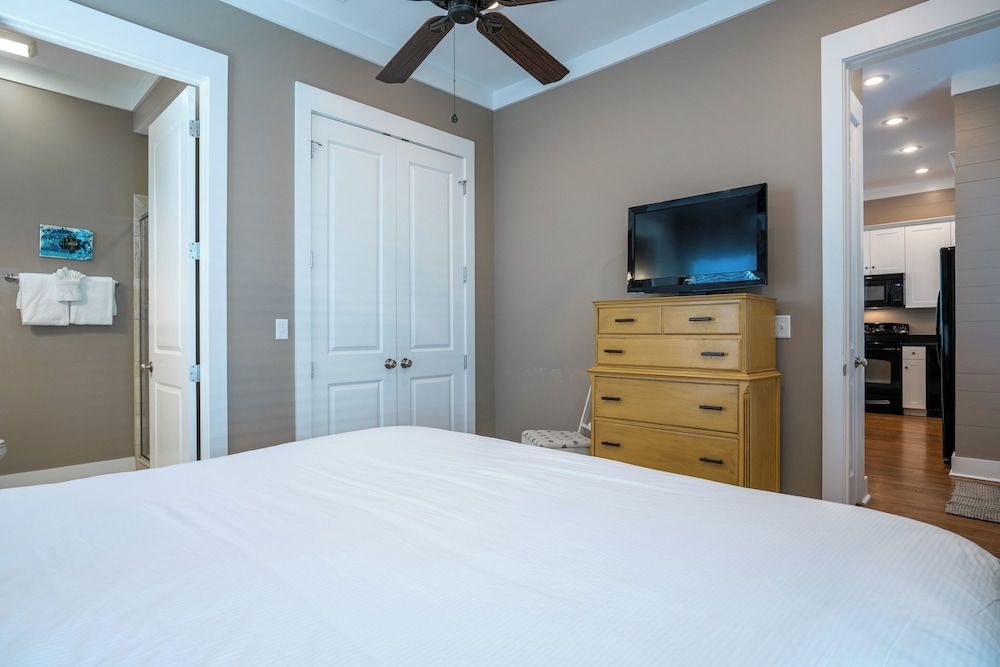 House, Multiple Beds, Pool Access, Pool View (Lifeguard Loop)